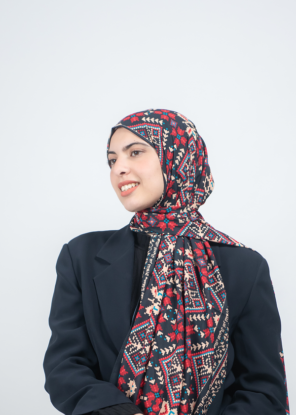 موديل بحجاب أحمر