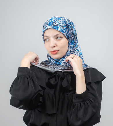 حجاب أزرق وأبيض