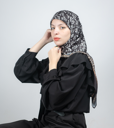 حجاب أبيض بنقوش بنفسجية